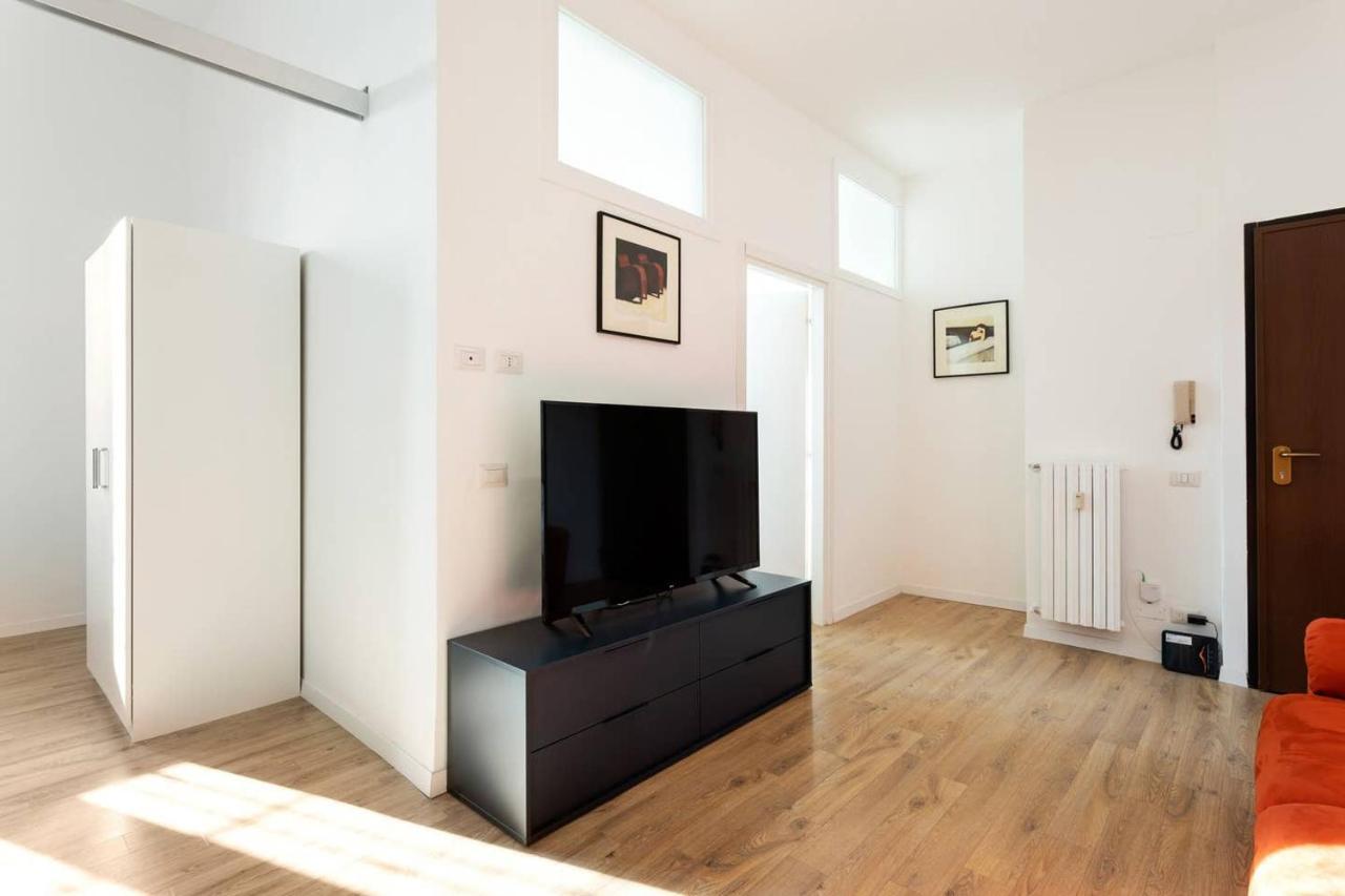 Spacious Flat Close To Fondazione Prada & Metro Milan Exterior photo